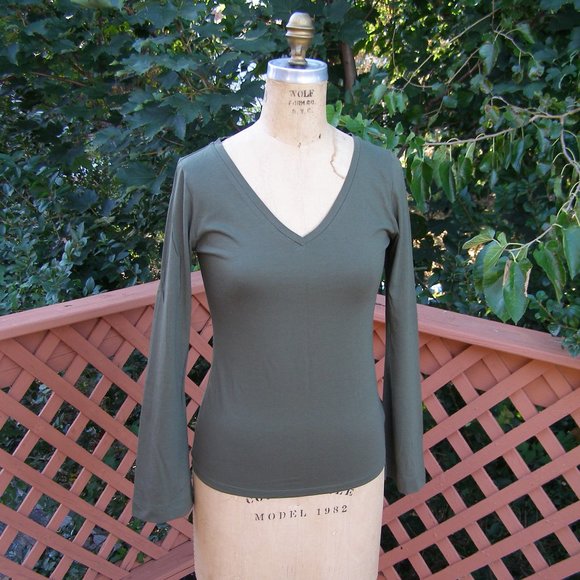 NEW size M 6-8 Romeo & Juliet Couture olive green long sleeve tee V-neck - Picture 2 of 9